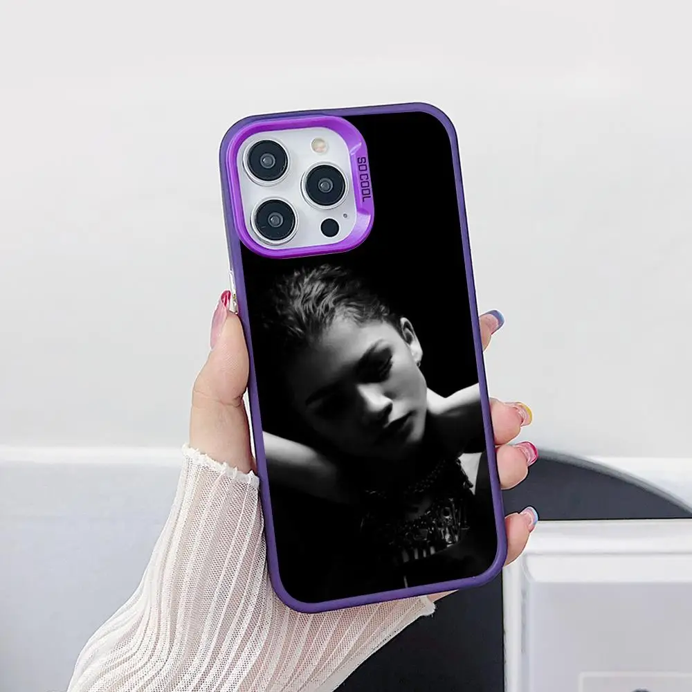 Capa de Celular Zendaya Coleman para iPhone 17 16 15 14 13 12 11 X XR XS Air Pro Max Plus Roxa Colorida Prateada