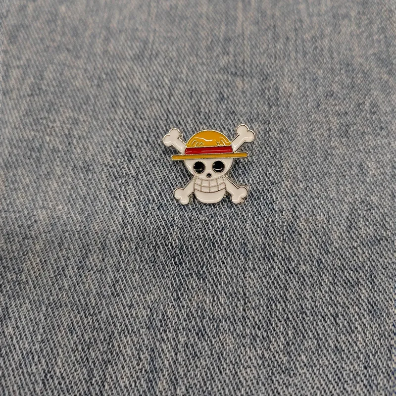 Bros Luffy satu buah, kepala tengkorak, Pin Anime logam Enamel, bros lucu untuk wanita, Pin untuk ransel, dekorasi Halloween