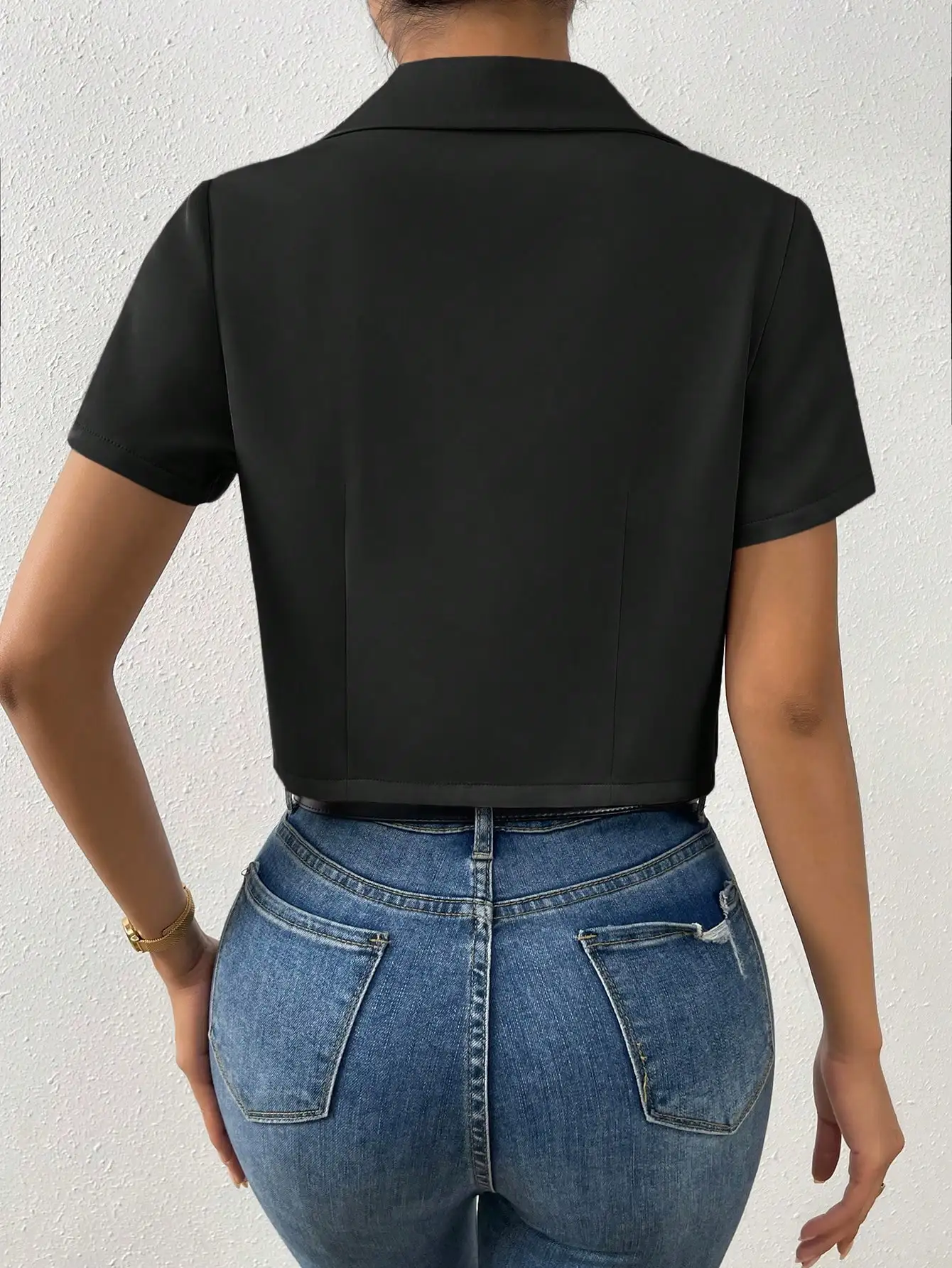 Elegant casual minimalist women's short-sleeved blazer