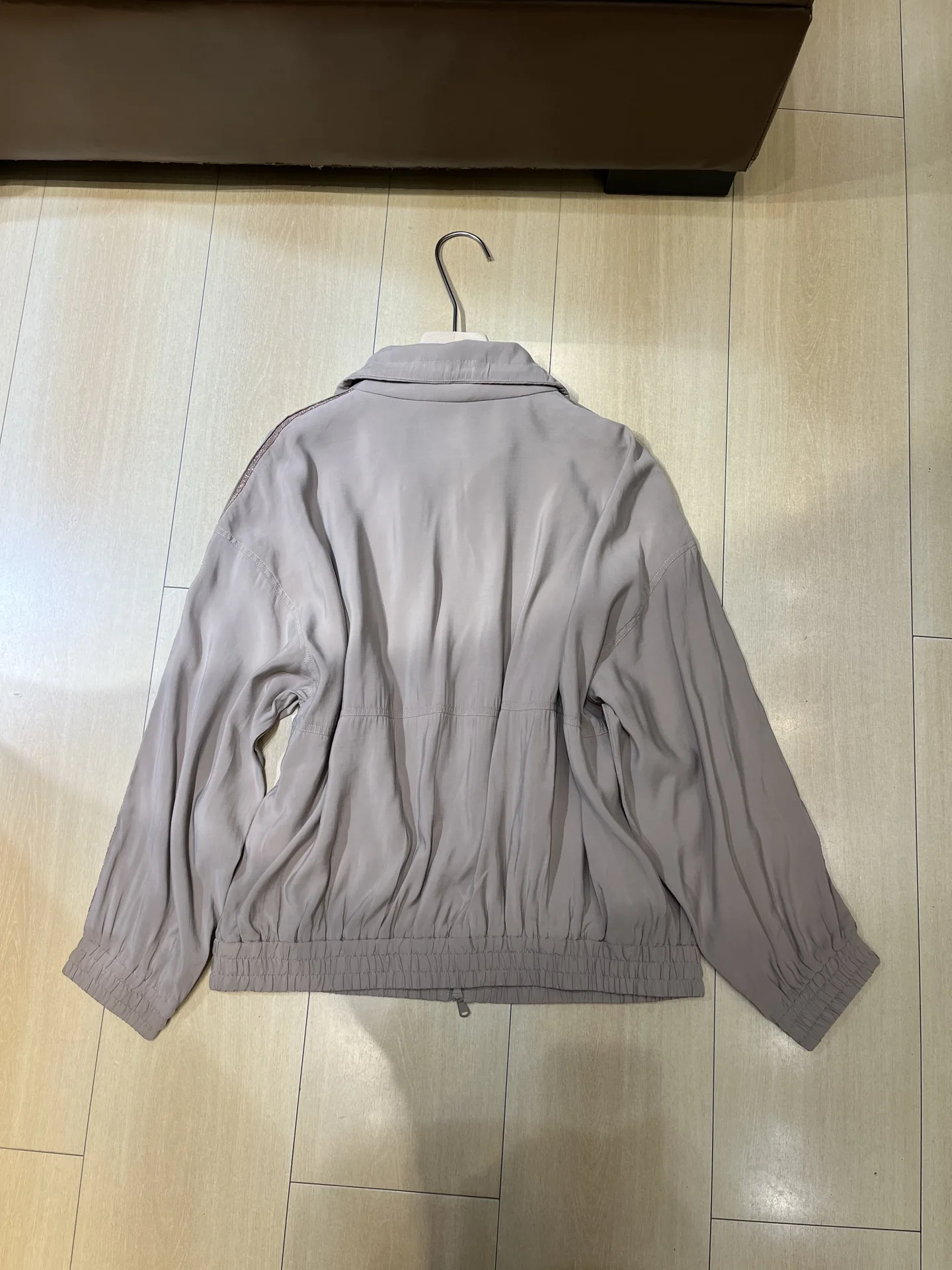 New High-Quality, Stylish, And Casual Autumn Jacket Featuring Intricate Bead-Chain Detailing.