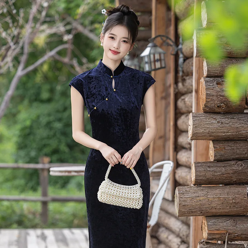 

Осенний новый чонсам в новом китайском стиле с воротником-стойкой, коротким рукавом, из бархата с эффектом ромбов, приталенный крой.