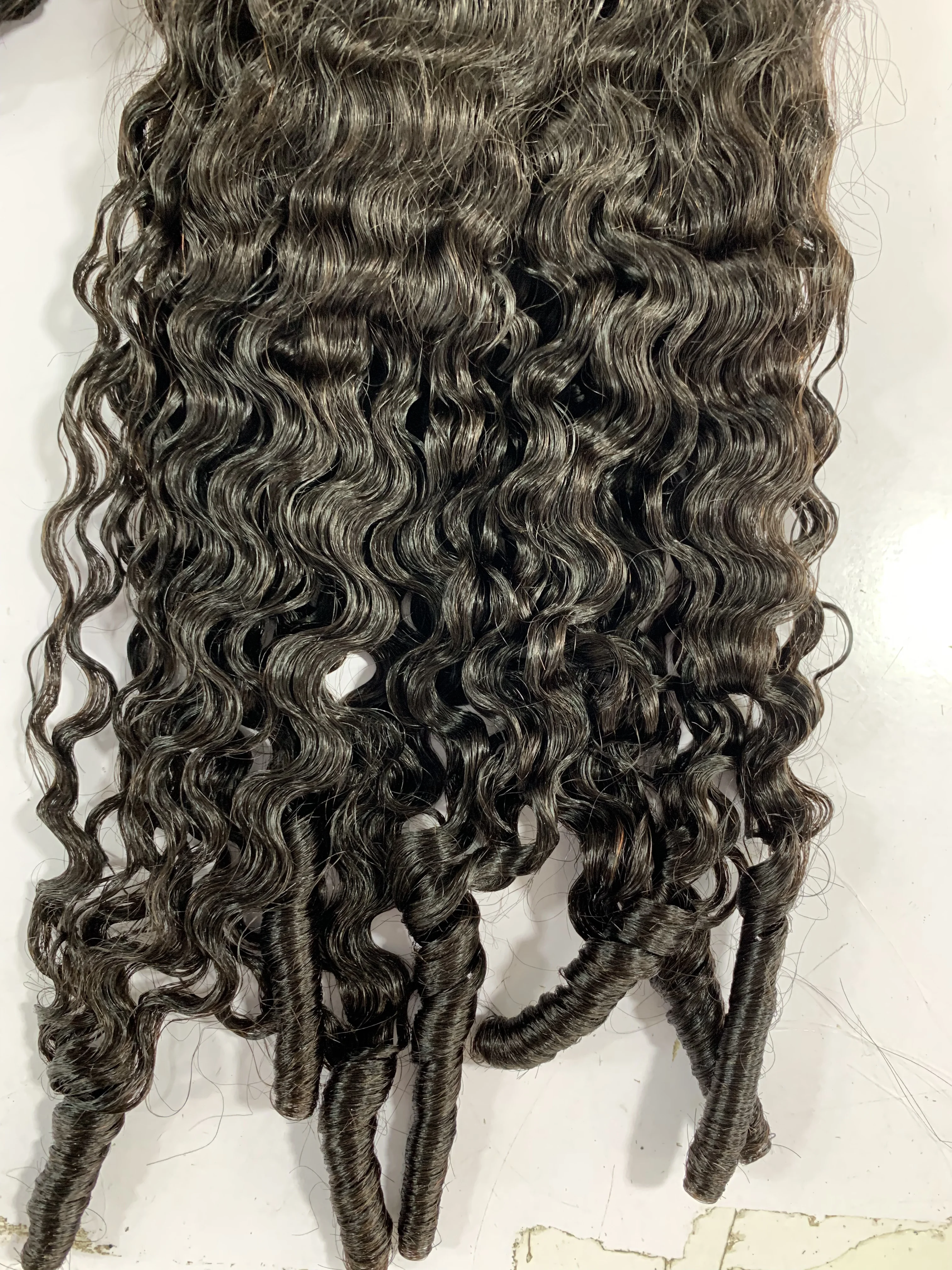 

Индийские бирманские вьющиеся пучки человеческих волос, волнистые пучки человеческих волос со спиральными вьющимися концами, кудри пикси, необработанные волосы, 1/3 пучка