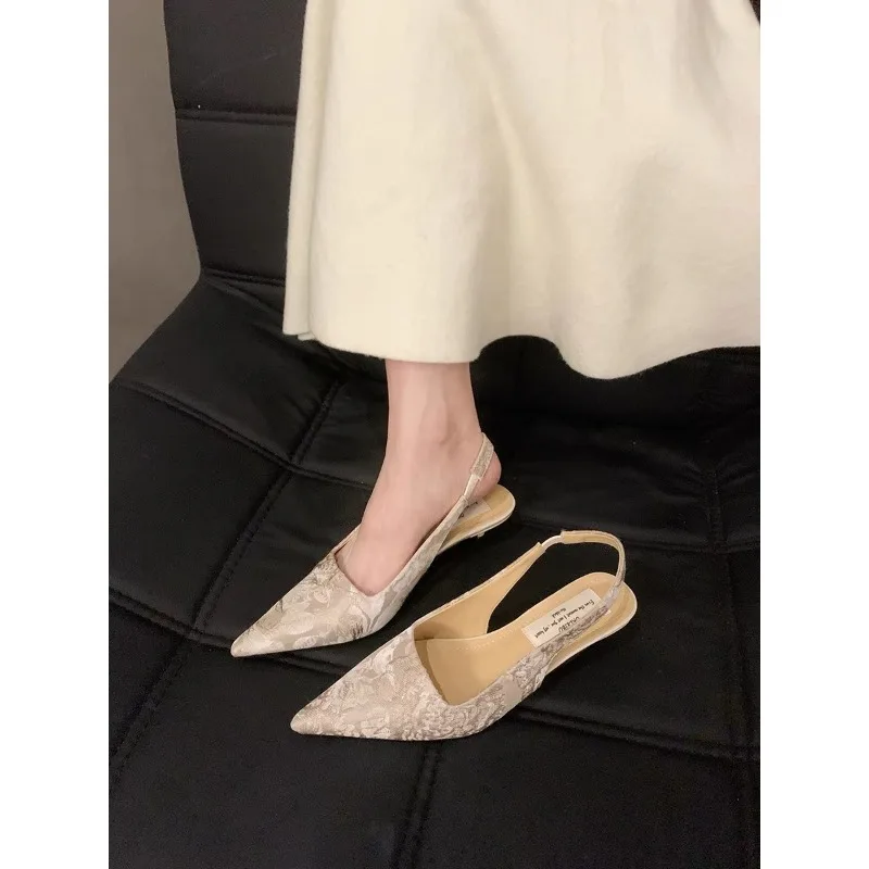 Sandalias de tacón medio para mujer, zapatos de punta estrecha con hebilla trasera plateada ostentosa, informales, primavera y verano