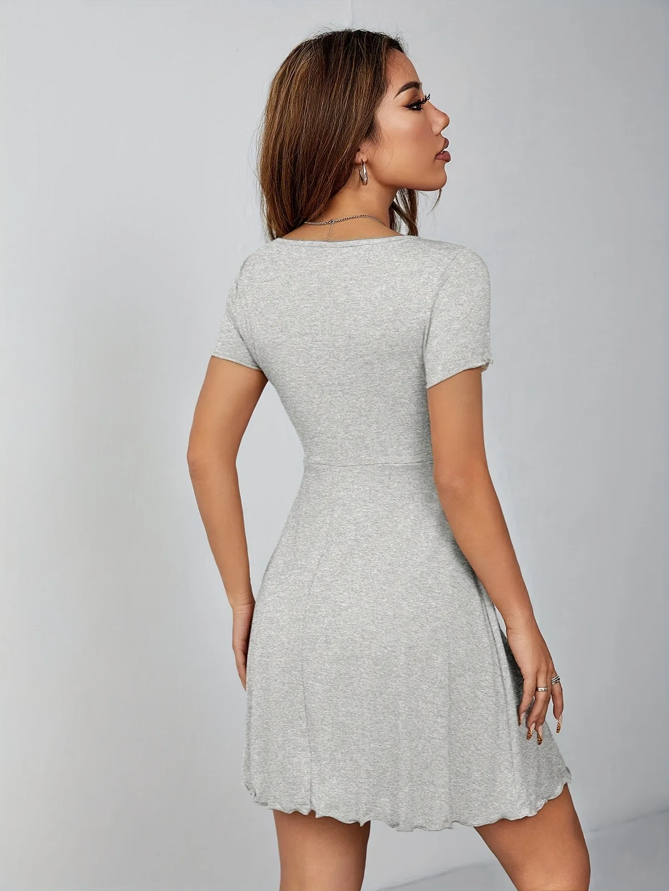 Sommerkleid für Damen mit V-Ausschnitt im Pure Desire Stil, Schleifendetail, Französischer Slim-Fit, Elegantes Design mit Taillenbindung – Detail 11