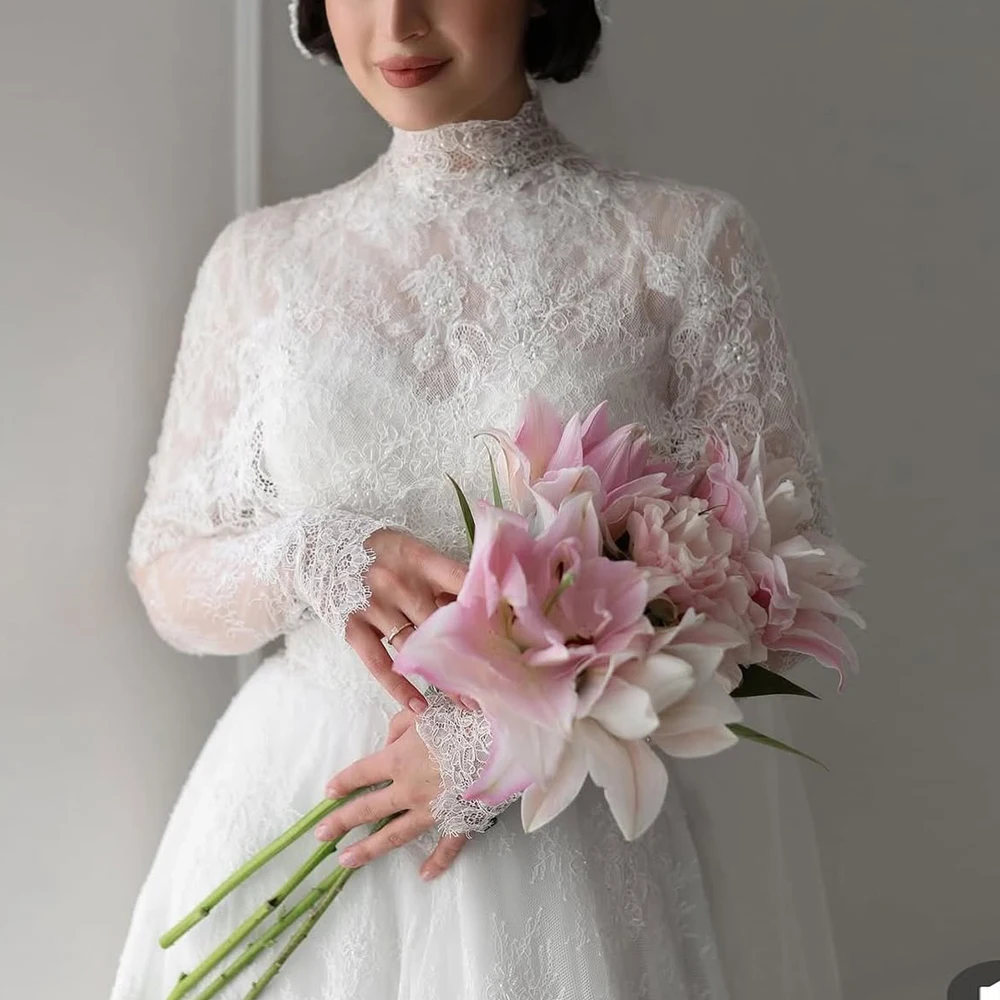 Elegancka suknia ślubna z koronki z żakietem, wysoki kołnierz, długie rękawy, zdobiona koralikami, z trenem typu sweep, vestidos de