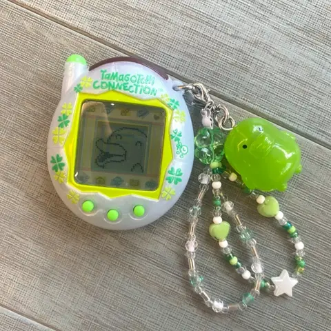2025 nueva versión de conexión Bandai Tamagotchi nueva serie de trébol de cuatro hojas y té de burbujas mascota Virtual con función de enlace juguete para regalo