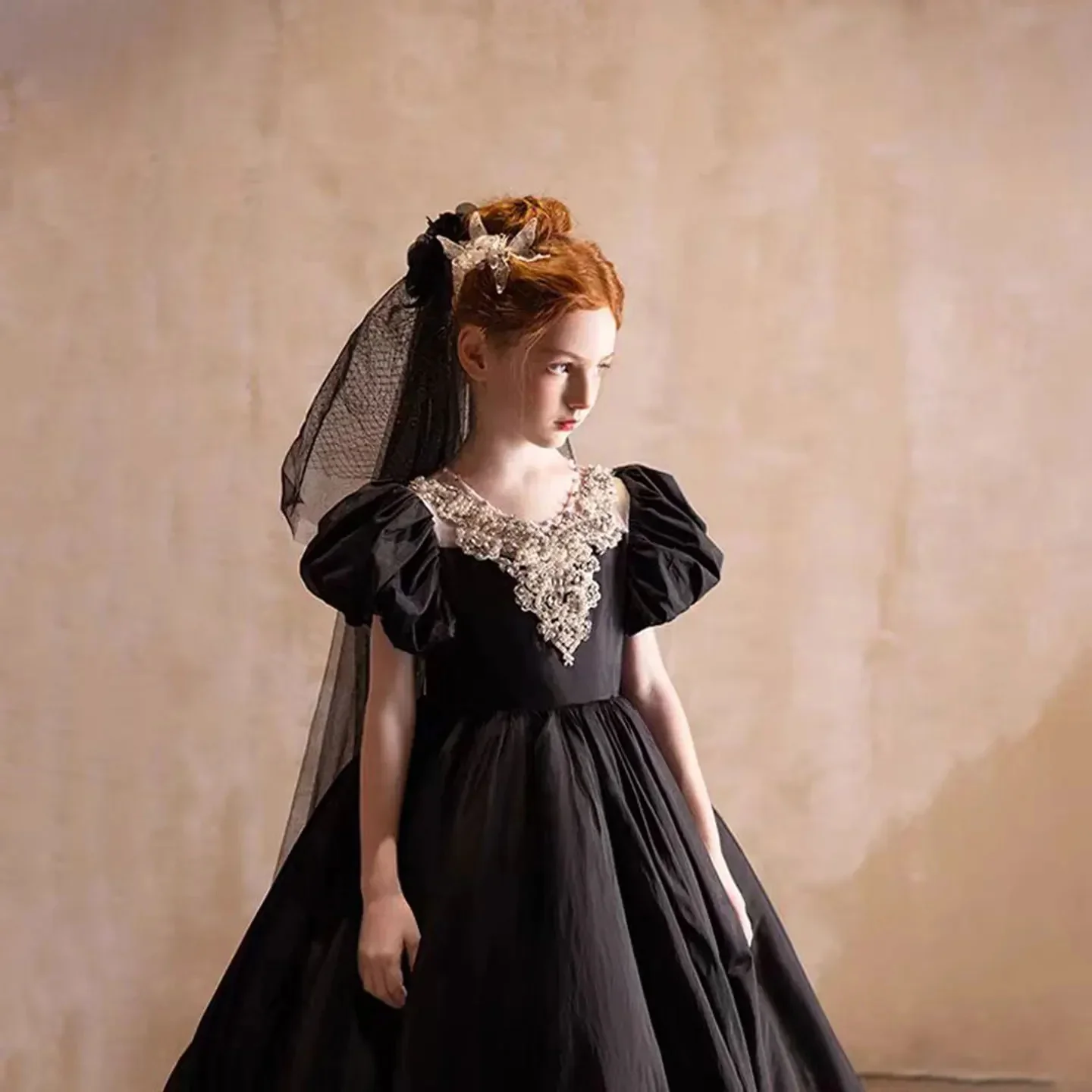 Abiti da ragazza di fiore neri per matrimonio Splendide perle di cristallo Elegante principessa Prima Comunione Abito da ballo Quinceanera personalizzato