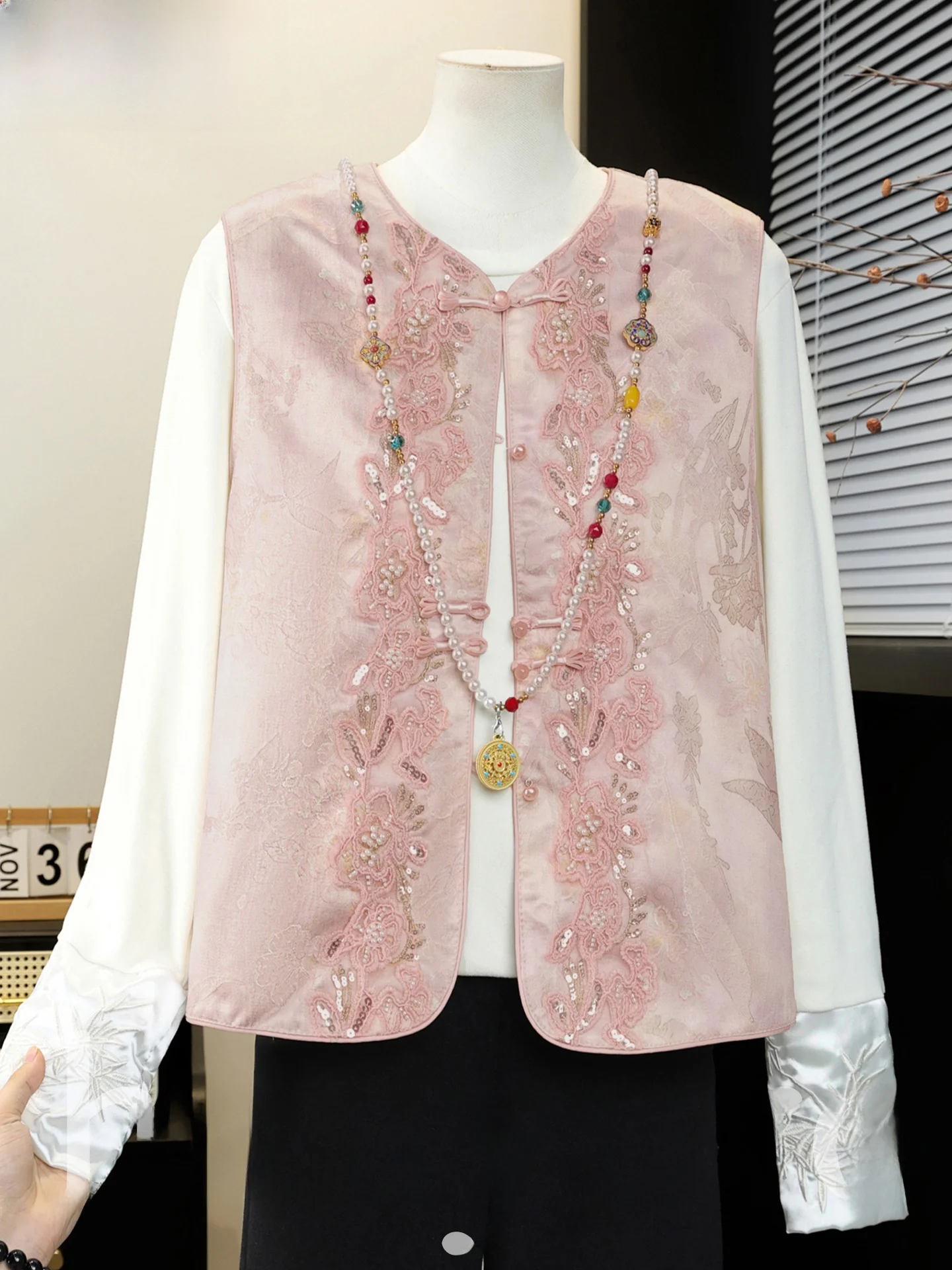 

Новая весенняя китайская жилетка 2026 года для женщин среднего и старшего возраста: элитный свободный топ с пуговицами