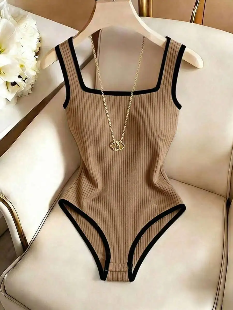 3-teiliges Damen-Rippstrick-Bodysuit-Set Modischer Schwarzer Viereckiger Ausschnitt mit Paspelierung Taillierter Stil Sommer-Nachtclub-Look Elegante Strandmode