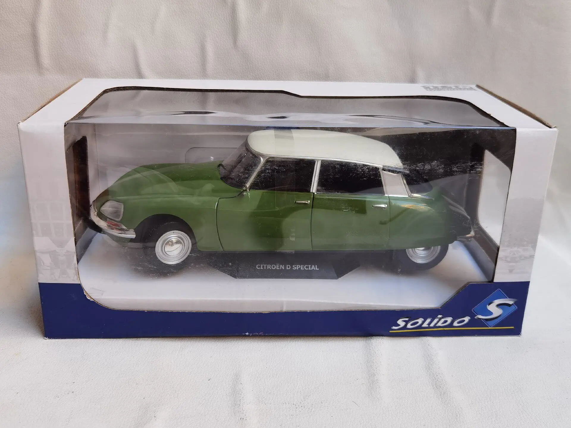 modele-de-voiture-en-alliage-citroen-d-special-v6-echelle-1-18-en-metal-moule-sous-pression-de-la-marque-solido