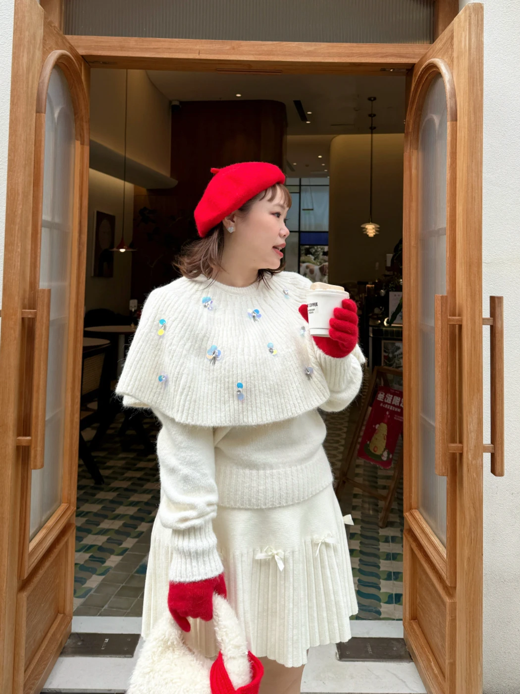 

Комплект из двух предметов: свитер с V-образным вырезом и длинными рукавами, расшитый бисером, и накидка, ручная работа, большие размеры, женский, зимний, утепленный, из полиэфирного волокна