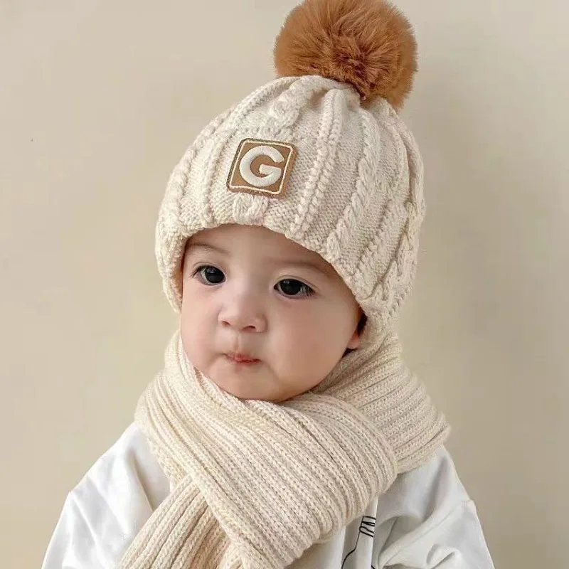2-teiliges Set aus warmen gestrickten Kindermützen und Schals, niedliche Strickmützen mit Buchstabenmuster, bequeme warme Schals für Jungen und Mädchen im Alter von 2-8 Jahren für Herbst und Winter. – Detail 6