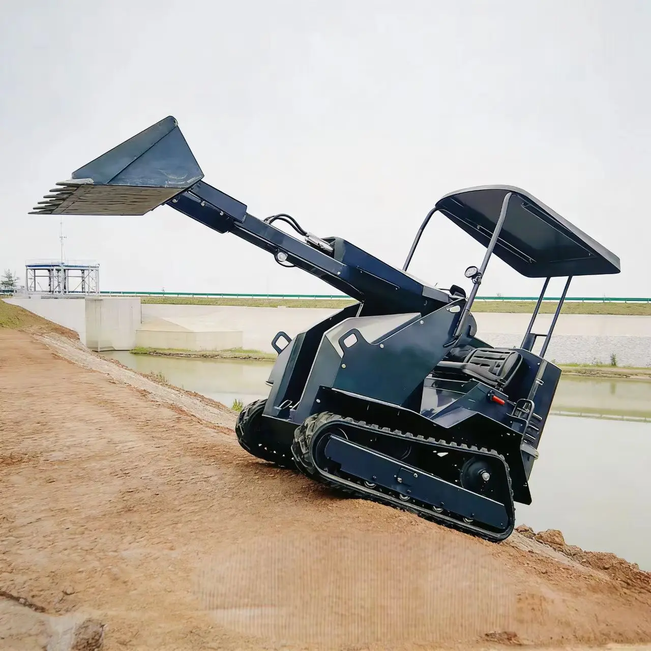 

Индивидуальный бюджетный мини-погрузчик с высокой производительностью, идеально подходит для малого бизнеса и личного использования на ферме