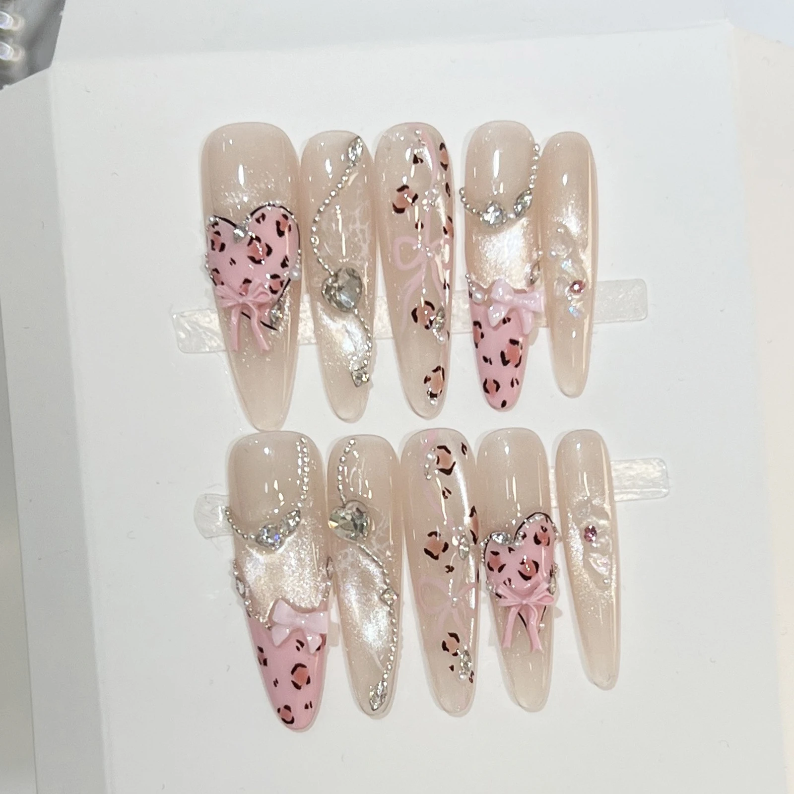 10 Stück Ice Nude Pink Falsche Nägel Natürliches Nude Pink Press On Nails Glänzende Nagelkunst mit Leoparden-Strass-Kunstnagel