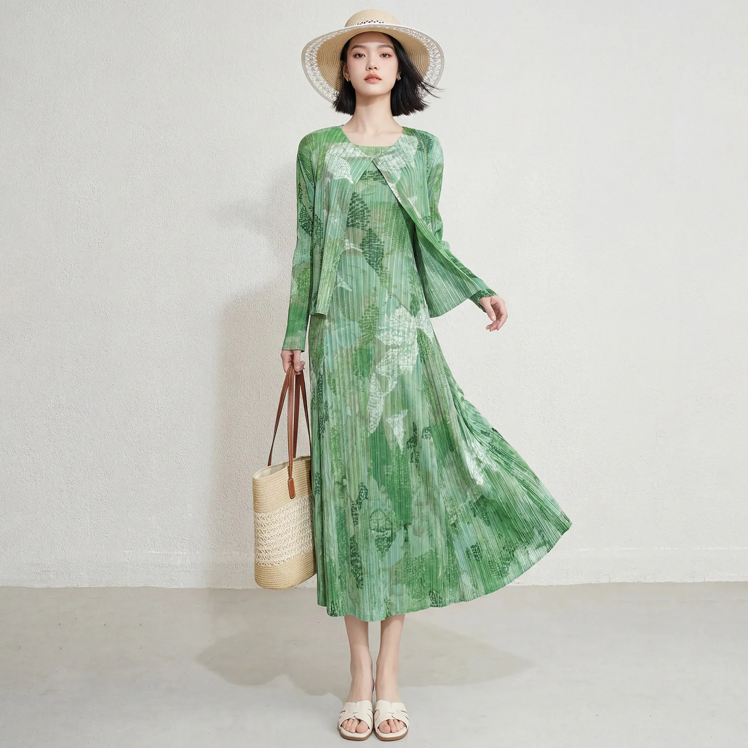 Conjunto de vacaciones de alta gama estilo japonés: cárdigan plisado de verano con estampado tie-dye verde + vestido sin mangas