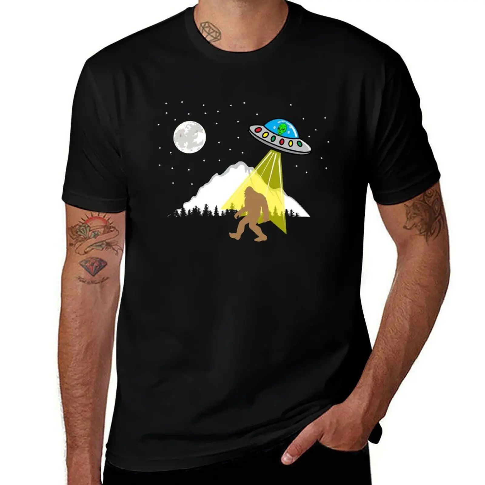 Bigfoot UFO - Alien sasquatch T-Shirt Standard Fit Solid Tee Shirt T-Shirt