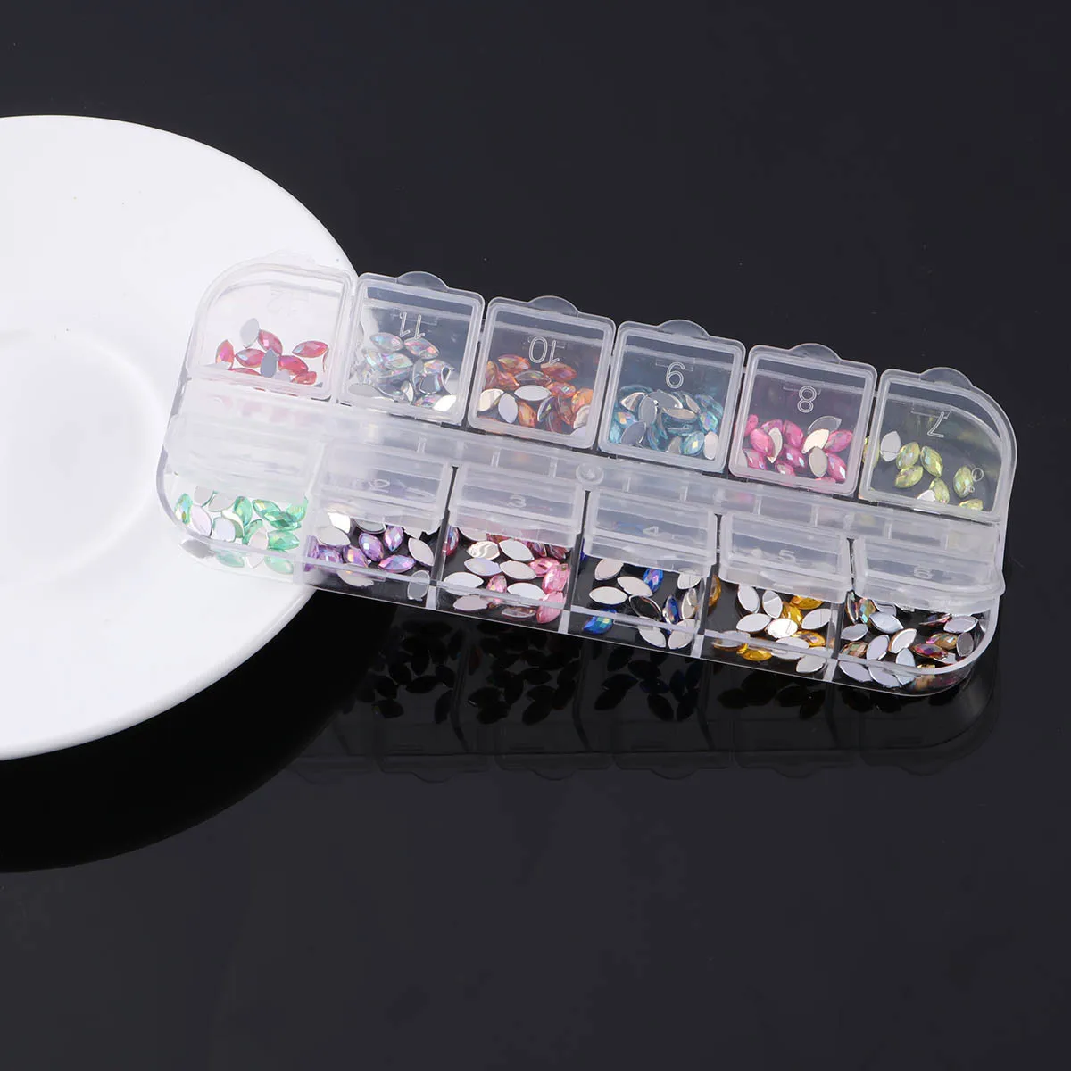 光沢のあるマルチカラーのラインストーンボックスネイルアートデコレーションクリスタルジェムストレージケース虹色のネイルアートラインストーンロングストリップ