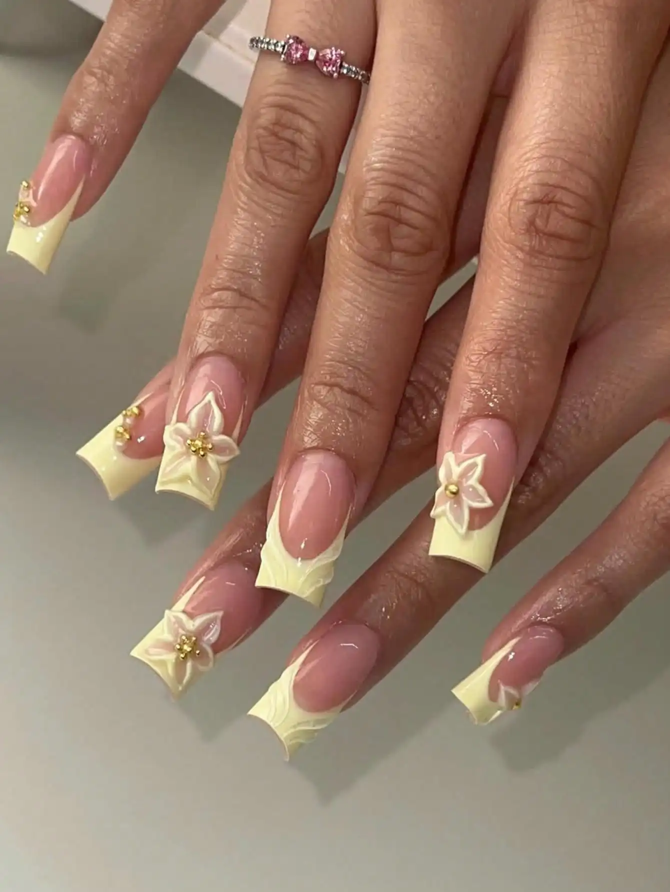 10 Medium-Sized Square Handmade Press-On Nails, Fresh and Sweet Style with Pink and Yellow French Design, Featuring 3D Embossed Yellow Flowers and Small Gold Beads and Pearls for Embellishment, with a Transparent and Shiny Texture, Durable and Reusable, Suitable for Girls' Daily Outings, Dates, and Spring Parties