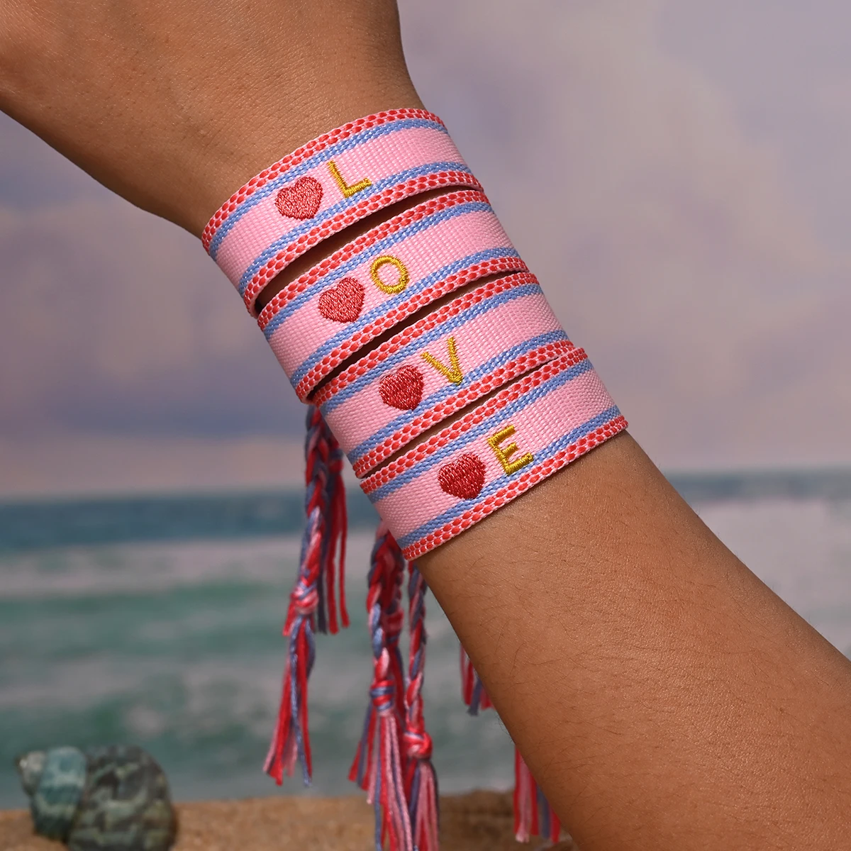 2024 New 26 Embroidery Initial Letters Handwoven Heart Bracelet For Women Summer Beach Pink Friendship Lovers Bracelet