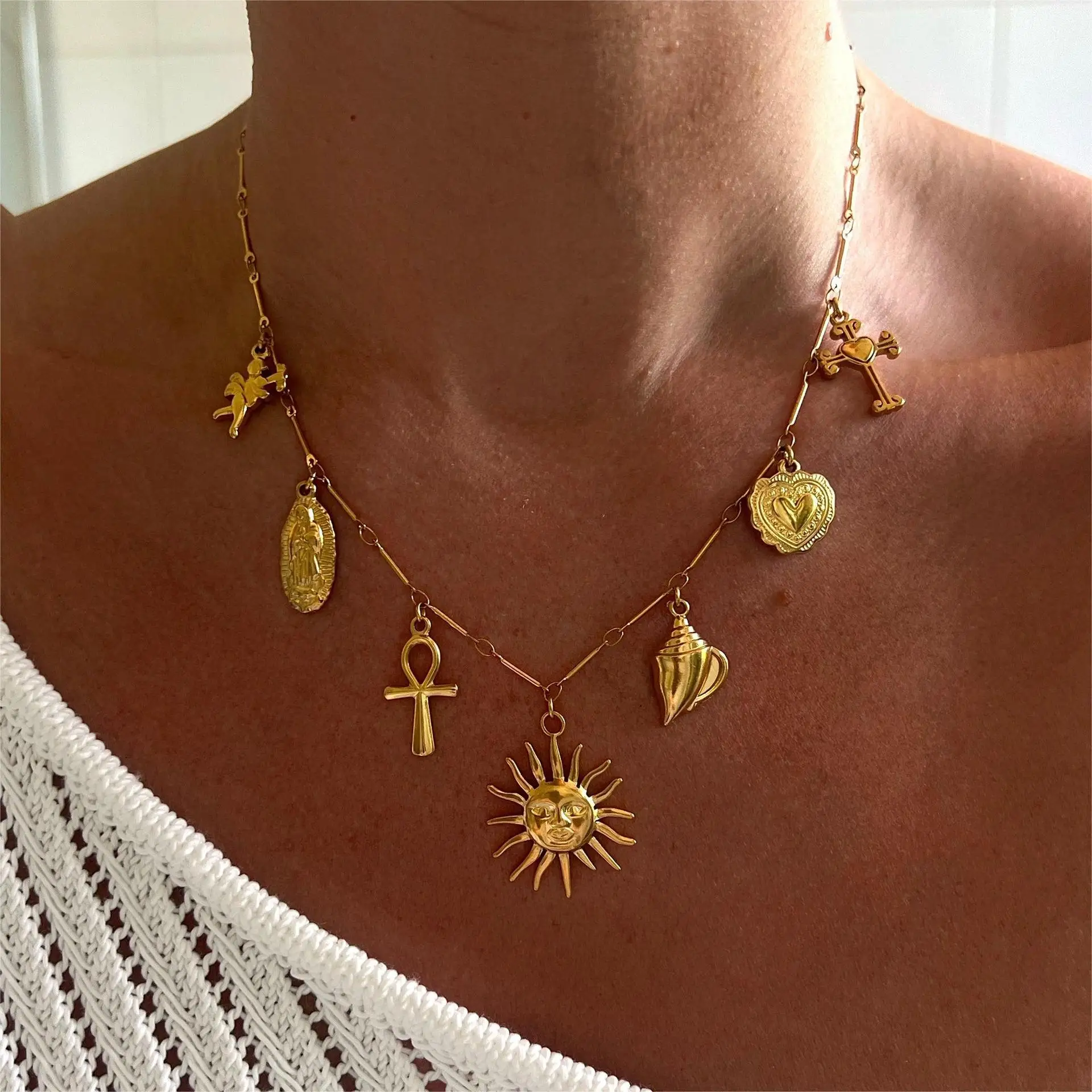 繊細な太陽月星クロス邪眼マルチシンボルペンダントネックレス1 - Charm Necklace Dainty のレビューと価格