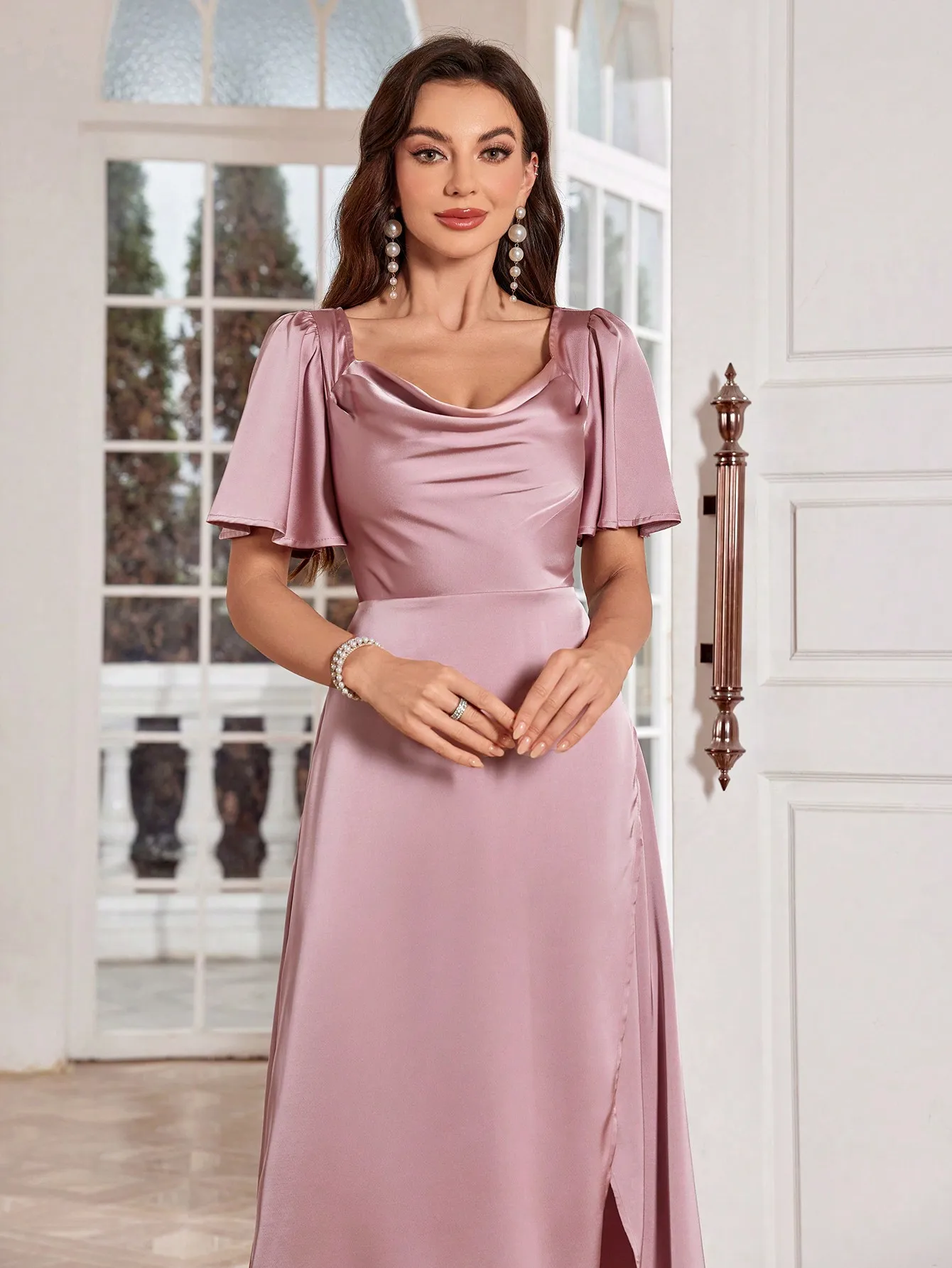 エレガントなサテン生地のドレープネックマキシドレス、サイドスリット入り、カクテル、結婚式のゲスト、卒業式、ディナーパーティーに最適