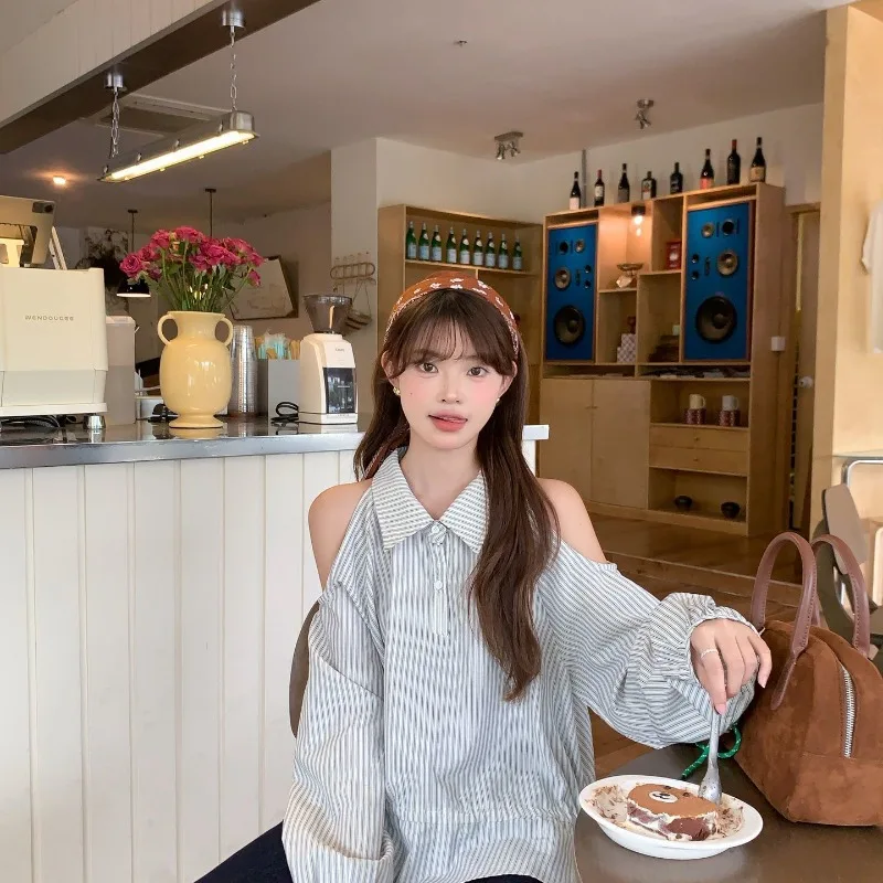 

Корейская полосатая дизайнерская рубашка с открытыми плечами и длинными рукавами для женщин, осенний новый стильный топ с талией и темпераментом