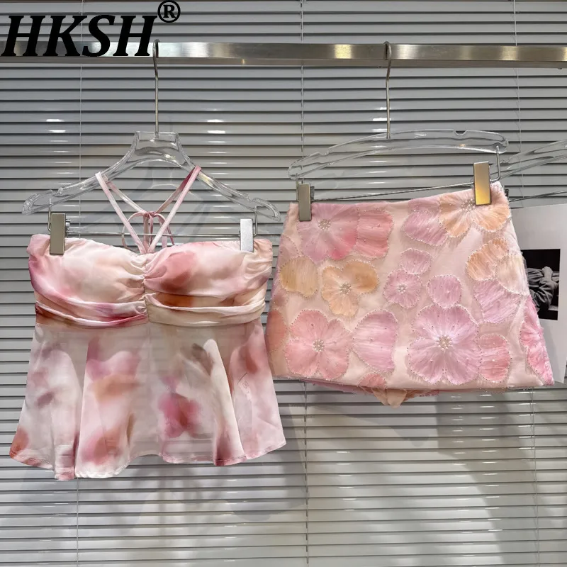 

HKSH Summer New Women's Sweet High Street Sexy Printed Halter Neck Strap Vest Embroidered Flares Mini Skirt Two-piece Set HK7640