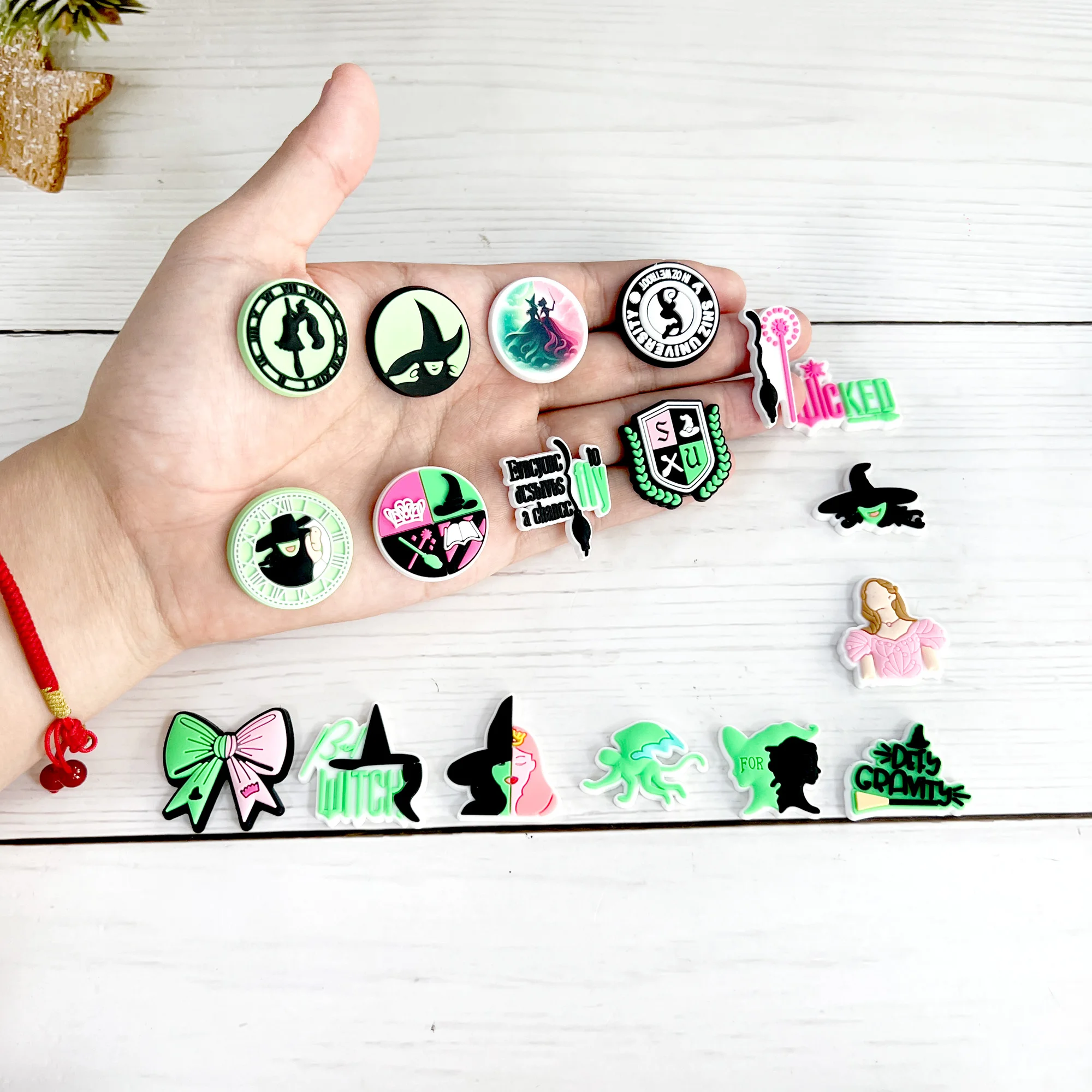 18/50/100PCS Giocattoli Caldi Micked Witch of the West Pendenti e Ciondoli Accessori Decorazioni PVC Classico Clog Fibbia per la Festa di Natale Regali