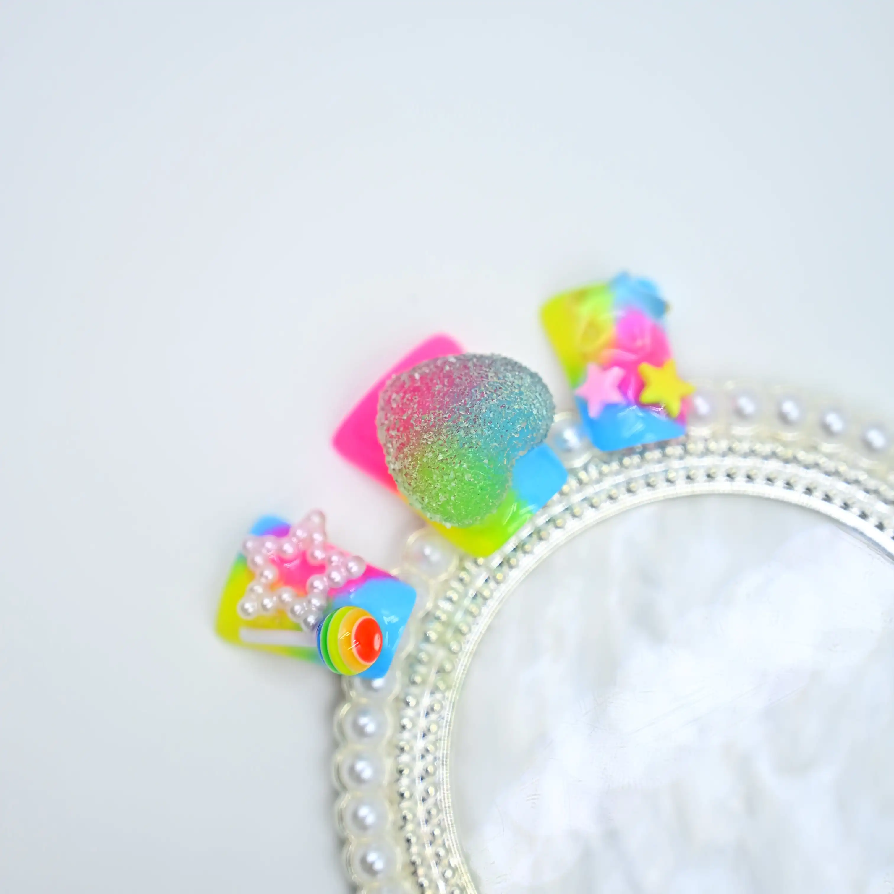 เล็บปลอมทำมือ สไตล์ลูกกวาดสุดฮิต ทรงปากเป็ดสั้น แฟชั่นหวานซ่อนเปรี้ยว