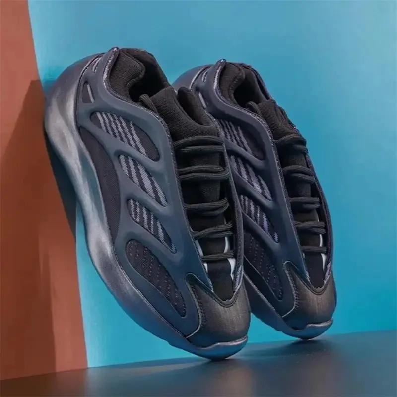 

New couple casual sports shoes for men , versatile , trendy, low top shoes for women running shoes sneakers