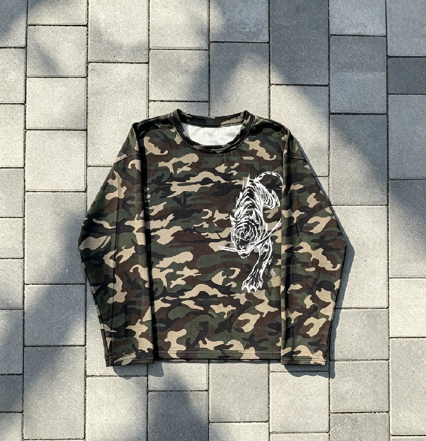 2026 New Retro Camouflage Long Sleeve T-shirt for Men and Women, Tiger Warrior Knife Flower Body Letter Printed Long Sleeve Top
