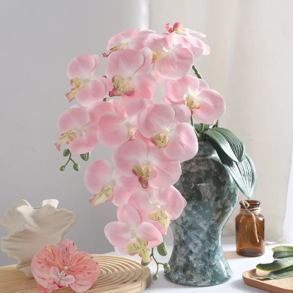 

Универсальные декоративные элементы: белые розы, красные и розовые цветы сакуры, розовые орхидеи фаленопсис, тканевые цветы в форме лепестков, текстурированные зеленые листья.