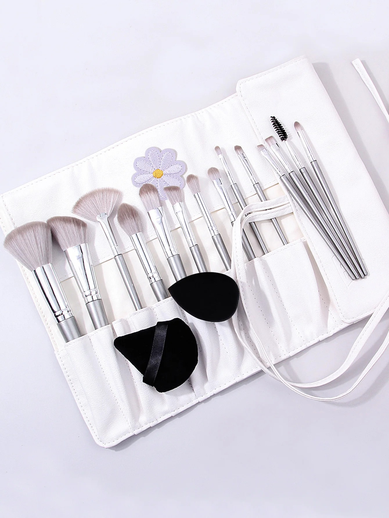 17個のメイクアップツールセットには、次のものが含まれます：14個のメイクブラシセット+1個のメイクアップスポンジ+1個の三角パウダーパフ+1個の12穴収納バッグ