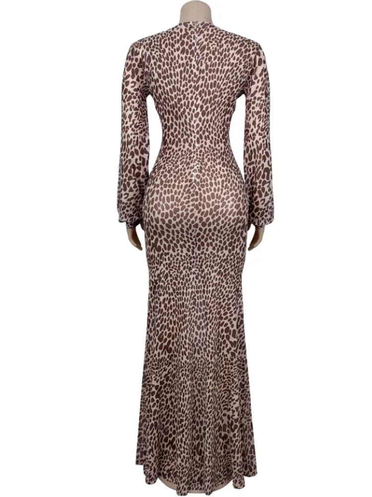 Modisches Damen-Kleid mit transparentem Netzstoff und tiefem V-Ausschnitt und Leopardenmuster