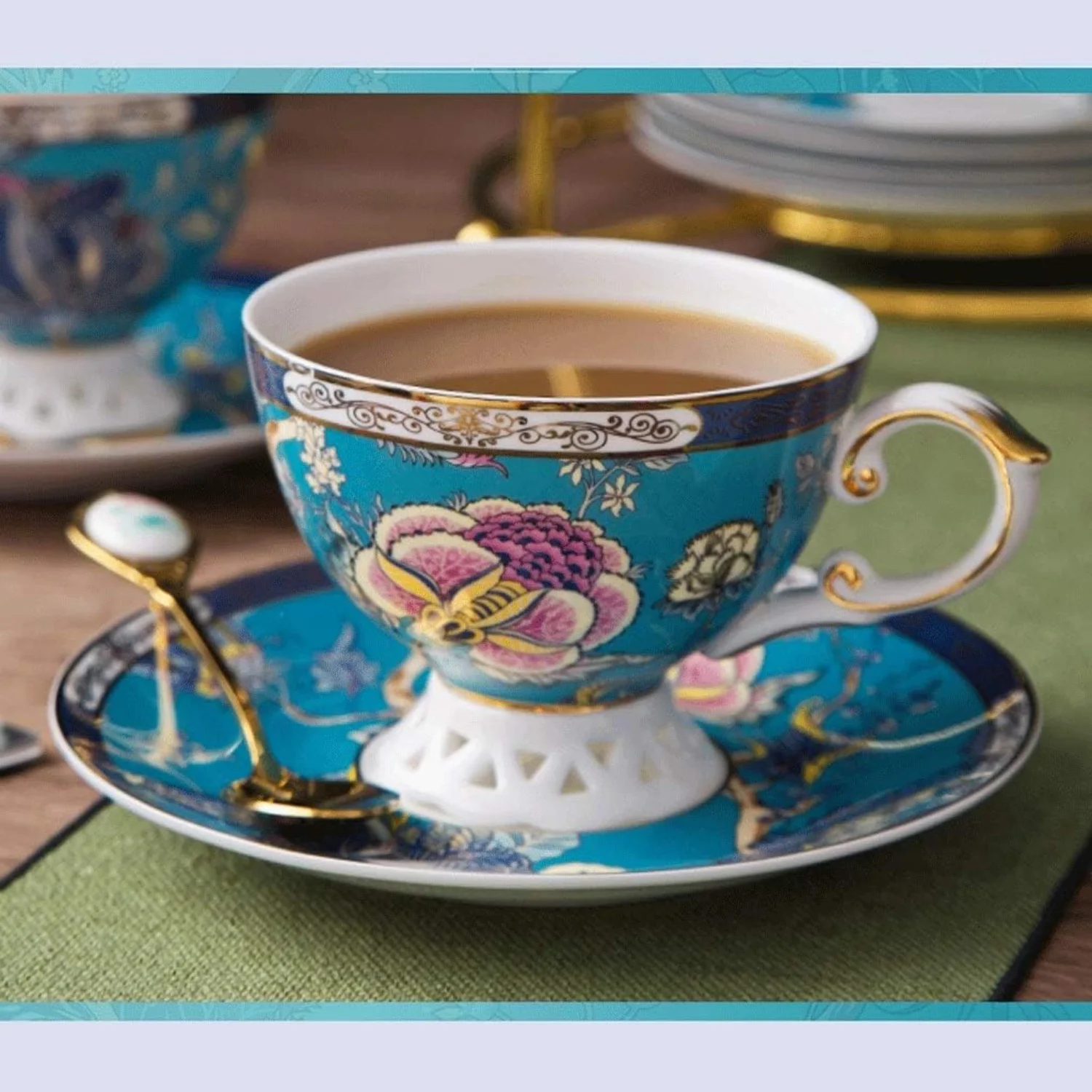 طقم فناجين قهوة وصحون صيني فاخر مع زهور صناعية - كوب شاي بعد الظهر البريطاني الراقي يتميز بزهور صناعية