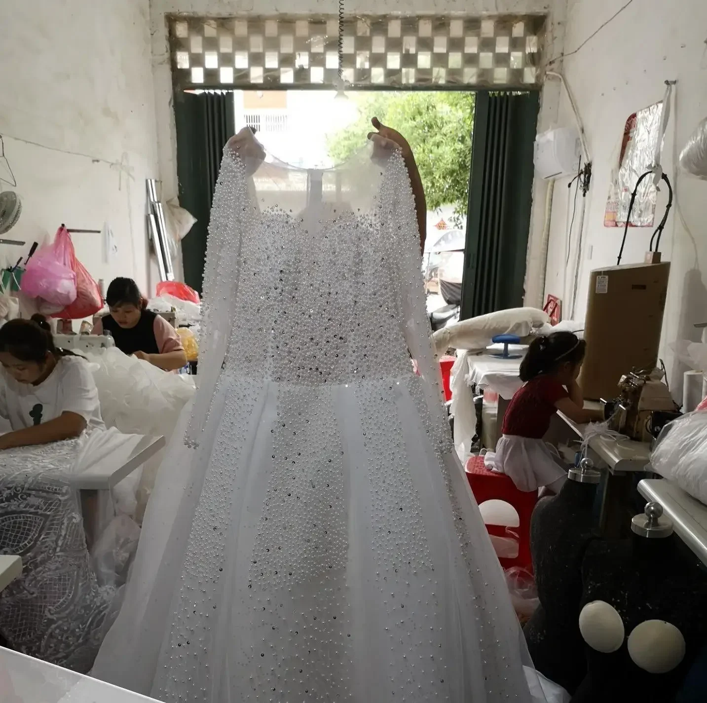 ชุดแต่งงานเจ้าสาวทรงบอลกาวน์ประดับมุกและลูกปัดแบบสั่งทำพิเศษ สไตล์ซาอุดิอาระเบีย คอซีทรูแขนยาว