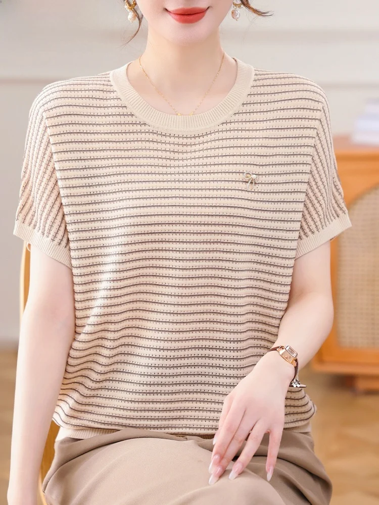 

Новинка 2025: Модный летний полосатый трикотажный топ из ледяного шелка с коротким рукавом для женщин среднего возраста