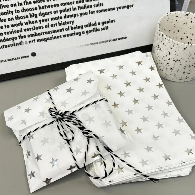 20 SZTUK papierowych torebek ze srebrnymi gwiazdami o wymiarach 13x18 cm – eleganckie i wszechstronne opakowanie na prezenty na wesela, przyjęcia i specjalne okazje — zdjęcie produktu 6