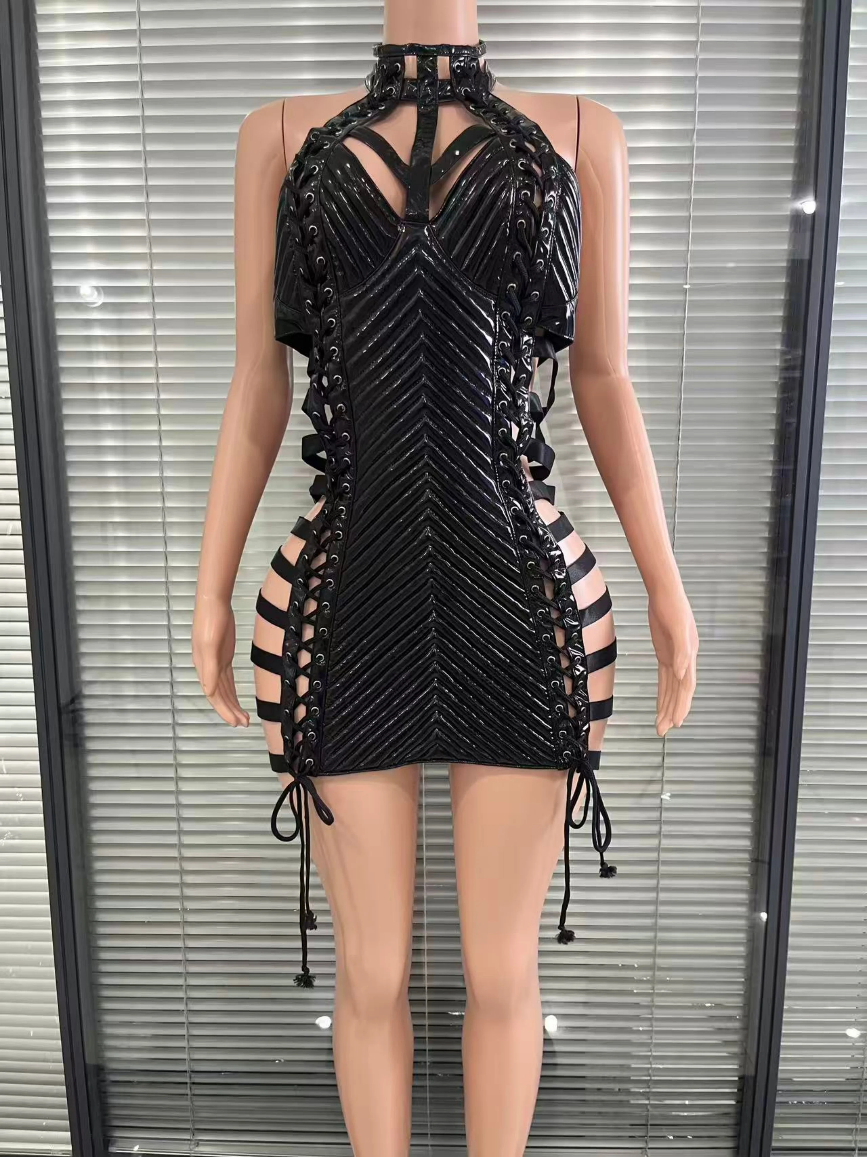 ゴシックスタイルのエッジィなミニドレスは、ユニークなカットアウト、レースアップが特徴で、クラブナイト、コンサート、トレンディな集まりに最適です。