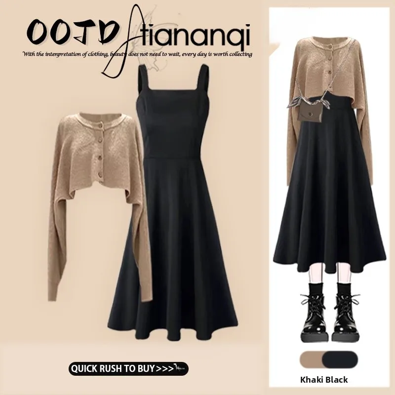 

Модный осенний комплект из двух предметов: свитер с вырезами и длинными рукавами, утягивающий талию, и облегающая юбка.