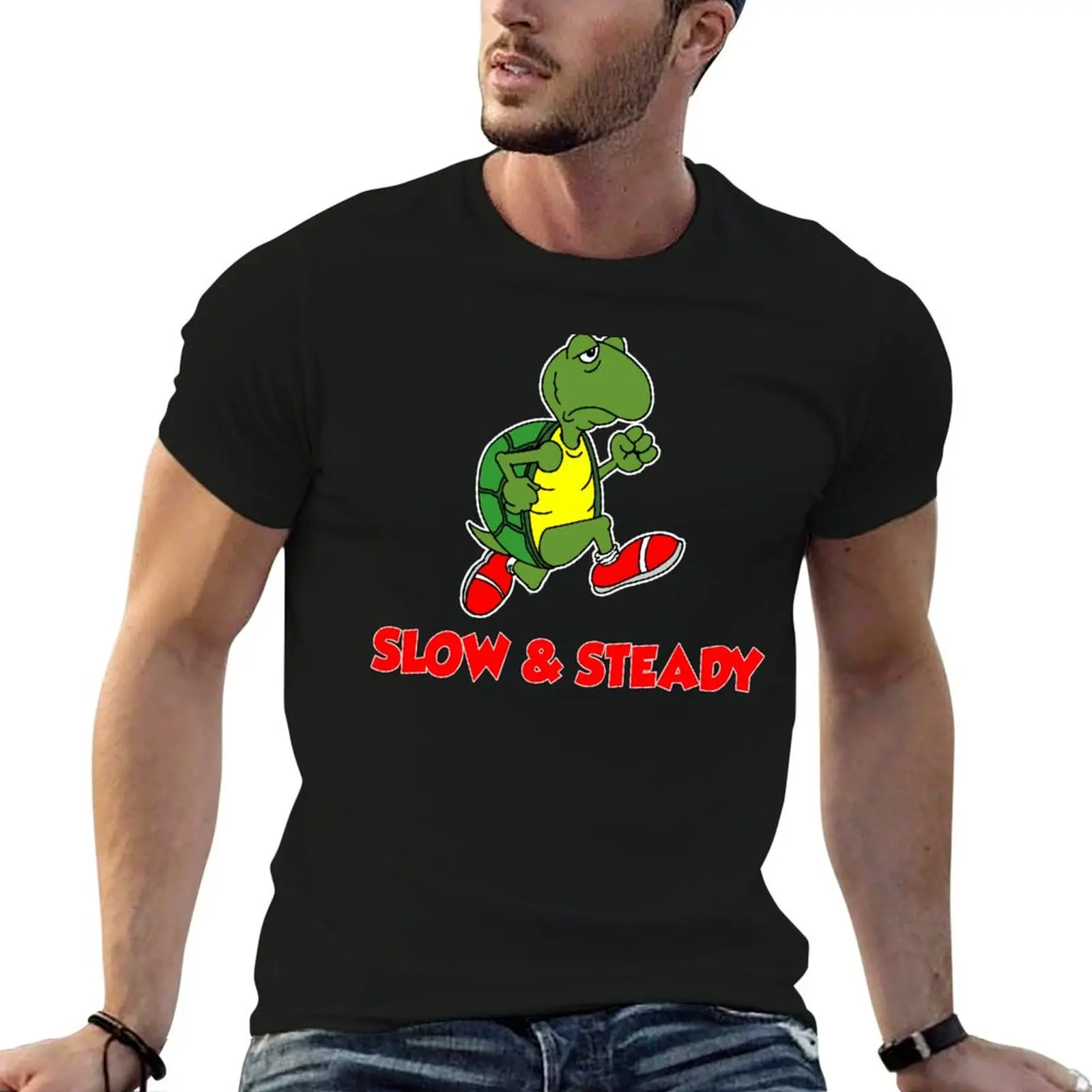 T-shirt à manches courtes avec dessin animé de tortue qui court lentement et en toute sécurité sur un fond foncé, pour entraînement et performance