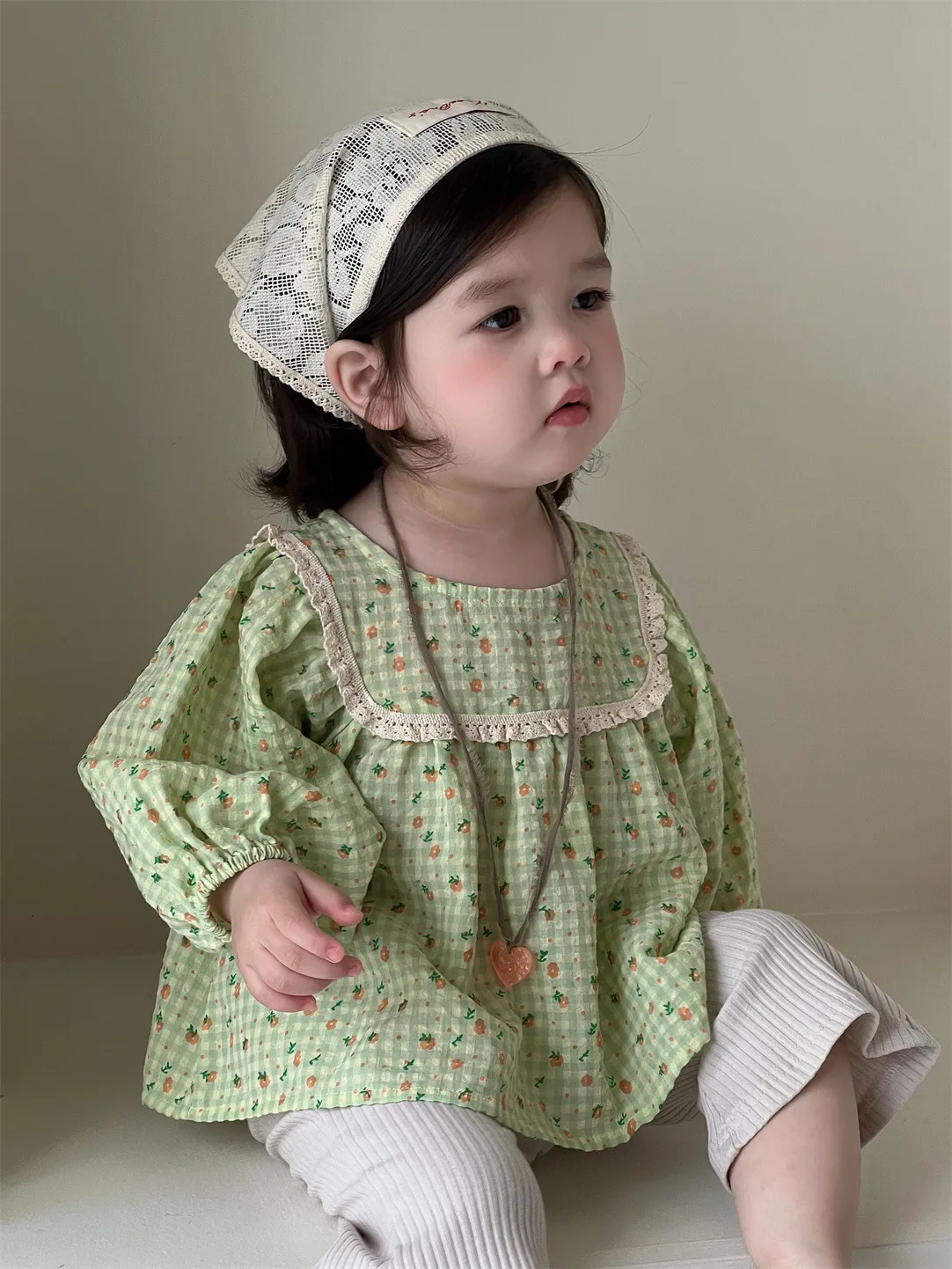 2025 ฤดูใบไม้ร่วงเด็กใหม่เสื้อแขนยาวสาวฝ้ายน่ารักหวานดอกไม้เสื้อเด็กวัยหัดเดินสบายๆลายสก๊อตเสื้อเด็กทารกเสื้อผ้า