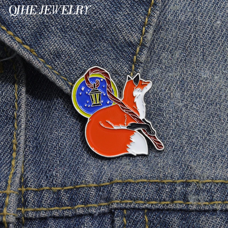 Broche de cetro mágico de zorro rojo de dibujos animados, Pin de esmalte, insignia de Metal de Animal divertido, accesorios de mochila de solapa, regalo de joyería para amigos