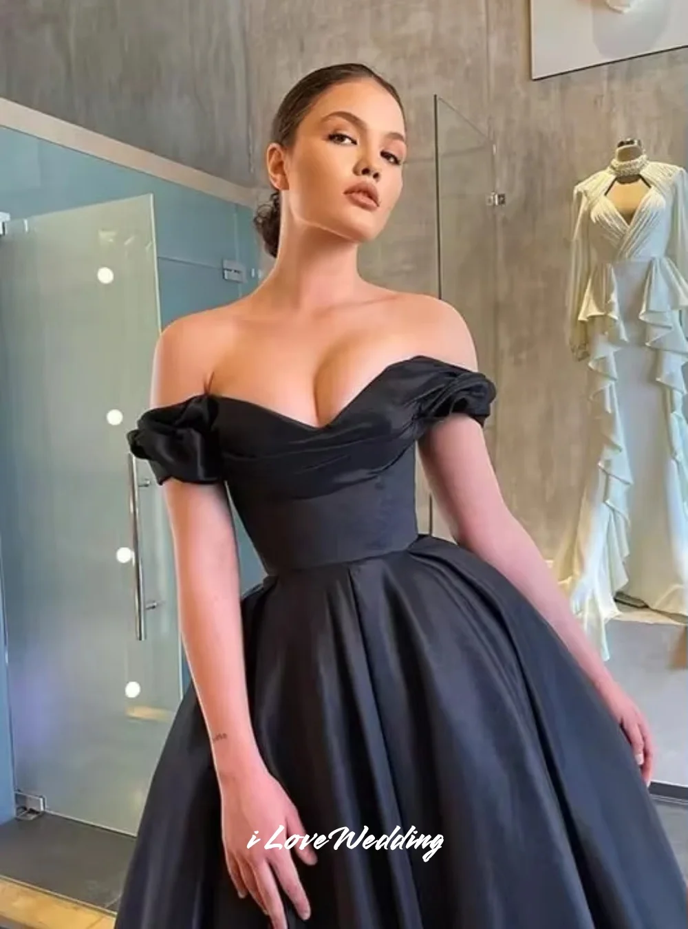 Czarne suknie wieczorowe z odkrytymi ramionami 2025 Sweetheart-line sukienka koktajlowa plisowane suknie ślubne długość do herbaty dostosowane
