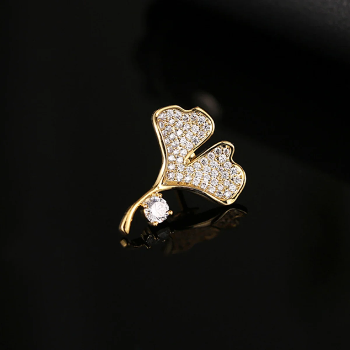 

Anti-Slip Brooch Ginkgo Leaf Shining Metal Mini Brooch For Women Clothing Decoration Pin Secure Button Fastener Fashion