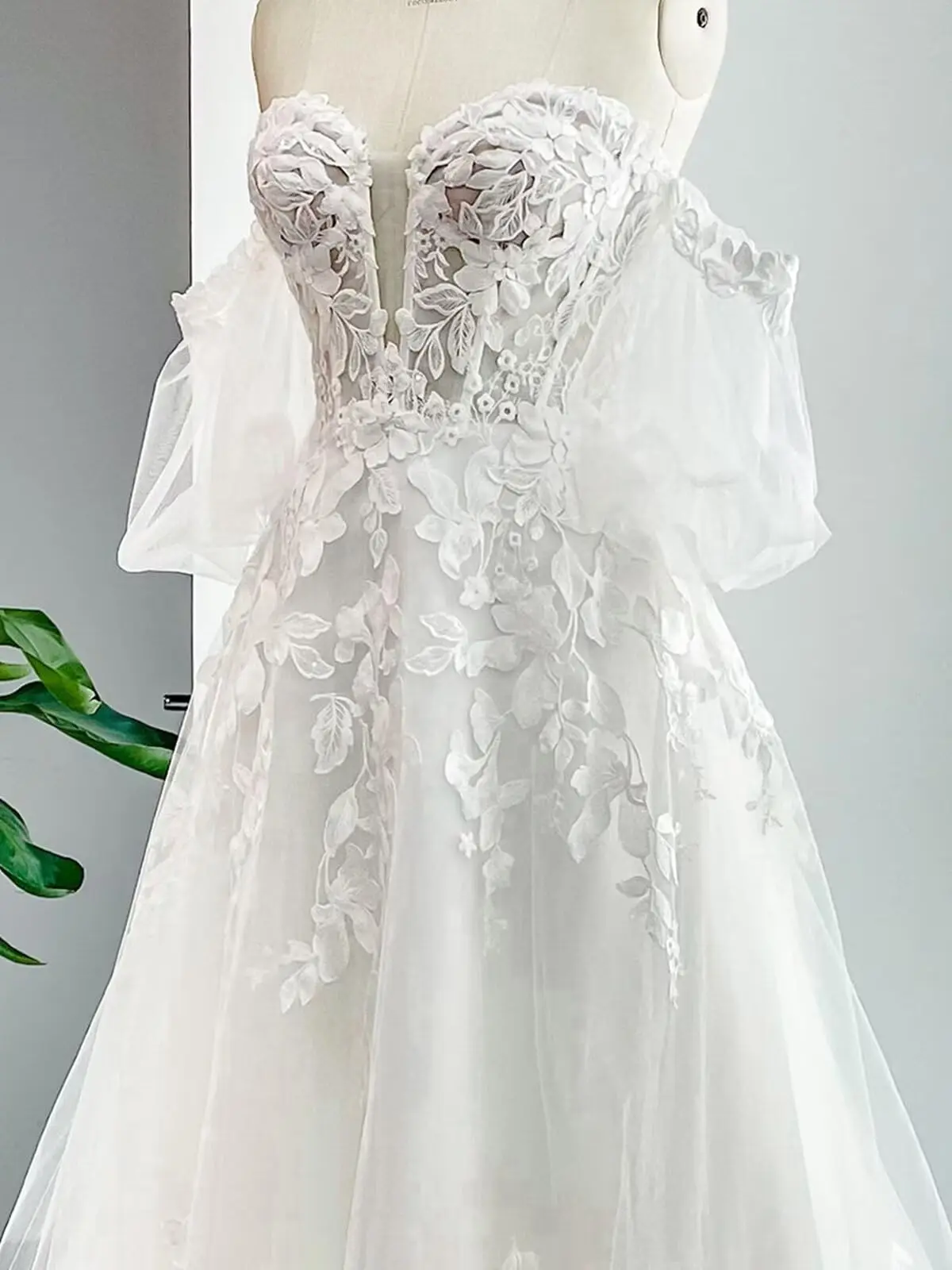 فستان زفاف من التول مكشوف الكتفين للعروس على شكل قلب مزين بالدانتيل على شكل حرف A بطول الأرض فستان زفاف رسمي