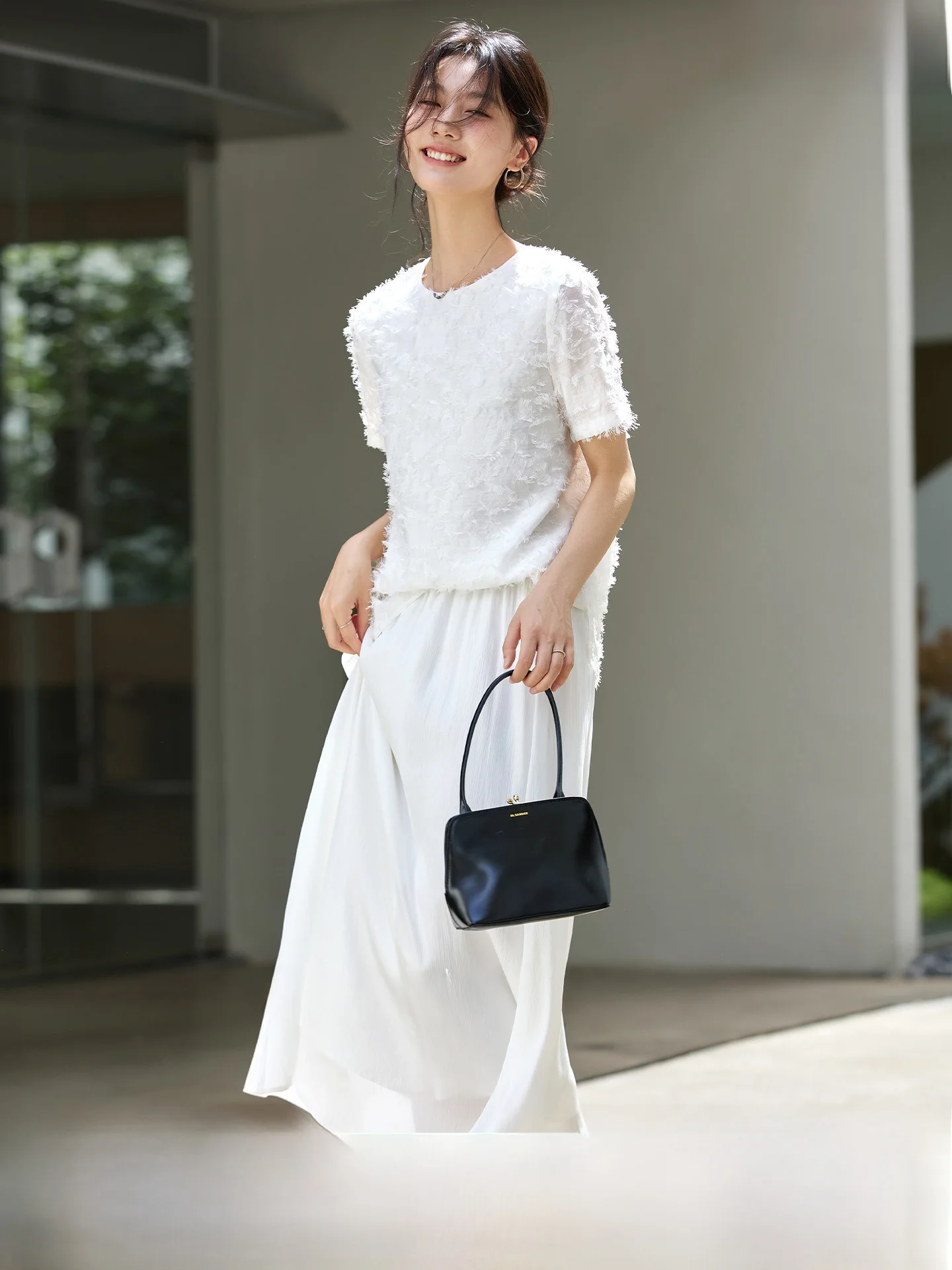 

Элегантный летний комплект с цветочным узором и вырезами для женщин: топ с коротким рукавом и круглым вырезом, брюки, с дизайном в виде веера и перьев, модный ансамбль из двух предметов