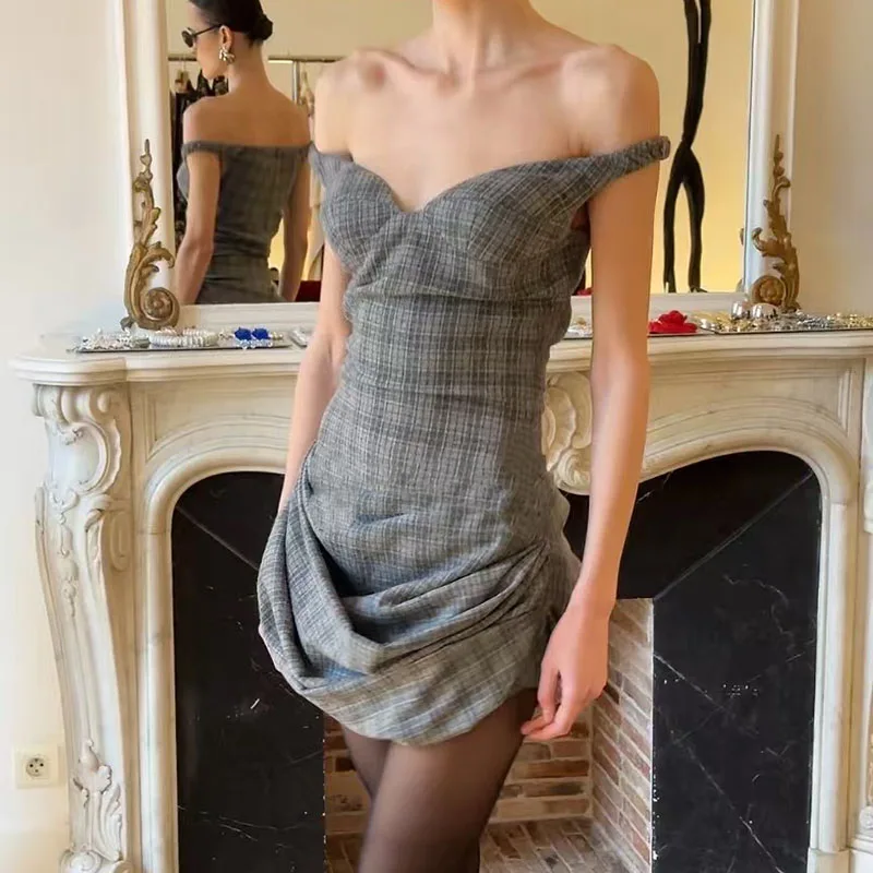 The new retro checkered pleated one-shoulder cinched-waist dress for early spring 2025 features a niche design and a short skirt