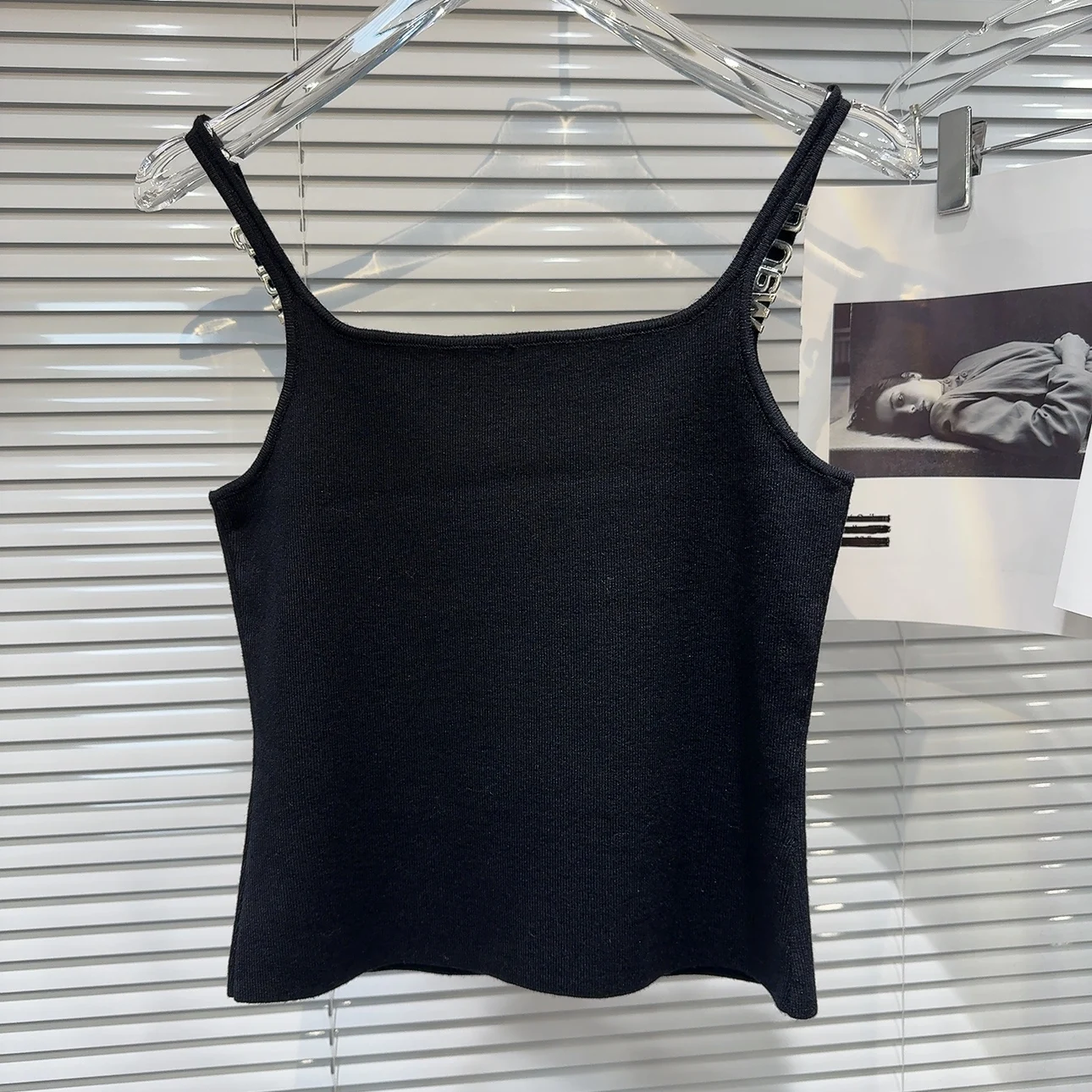 Top corto de punto con correa para el hombro y diamantes de imitación con letras de Metal a la moda para mujer, novedad de verano, ropa interior informal