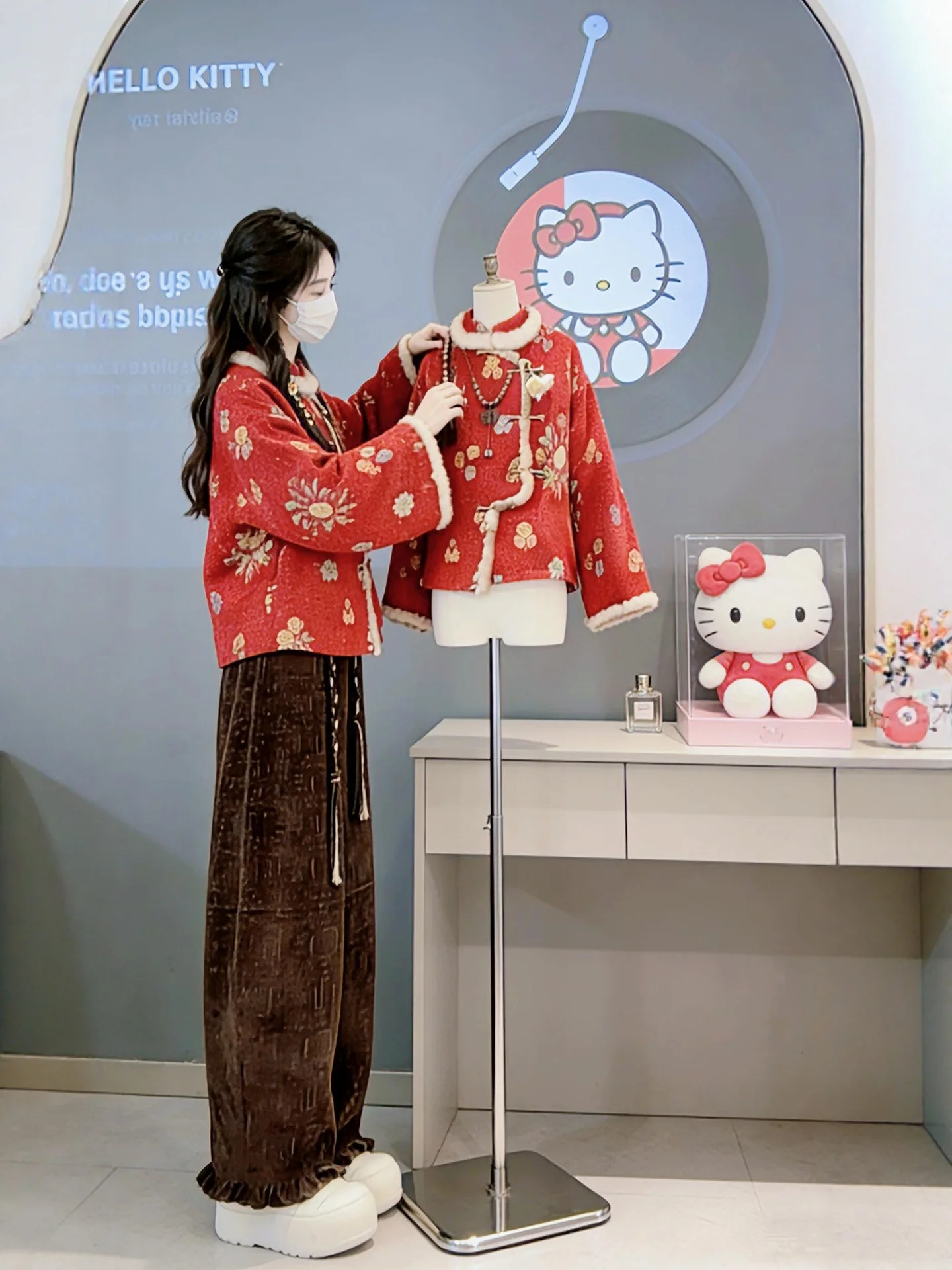 

Зимний модный китайский комплект из хлопковой куртки с вышивкой и широких брюк для женщин больших размеров: теплый и удобный.